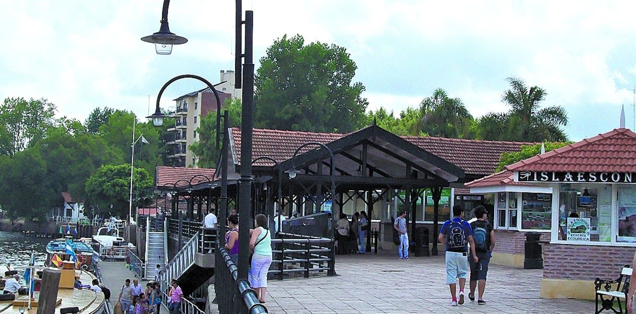 Estación Fluvial de Tigre punto de partida de lanchas colectivas y paseos